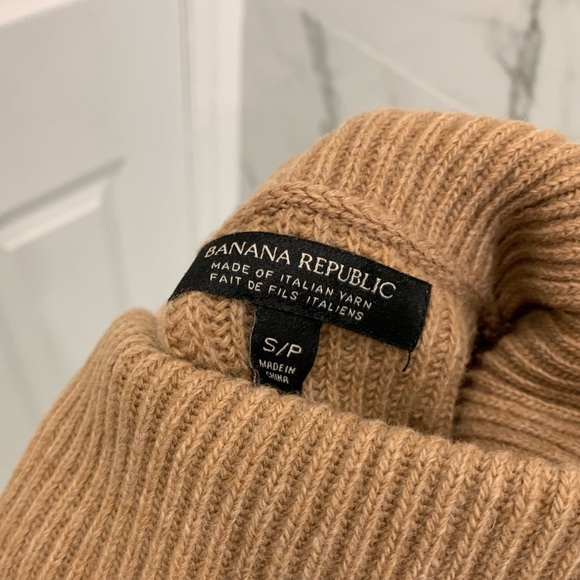 Banana Republic: Men’s Small Camel Turtleneck - Picture 2 of 3